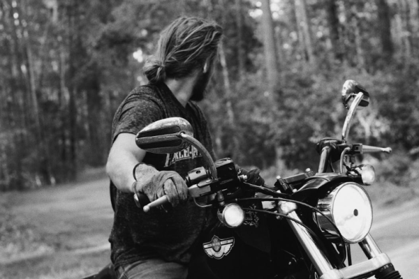 Misteri Sensasi Ditemani Saat Naik Motor Sendiri: Penjelasannya di Sini