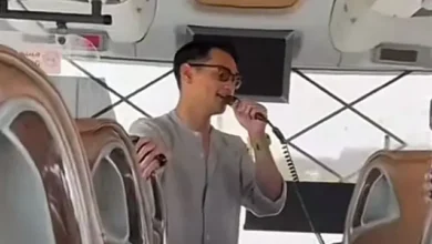 Afgan Menyanyikan Lagu Religi untuk Rombongan Haji
