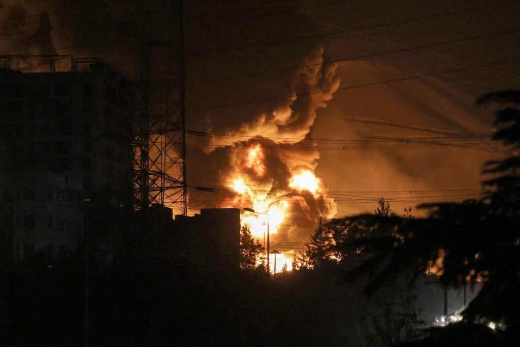Bayangan Perang: Kehidupan di Teheran, Serangan Udara Israel