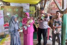 Kapolres Bantu 3 Balita Yayasan Mutiara Tamansari, Tasikmalaya
