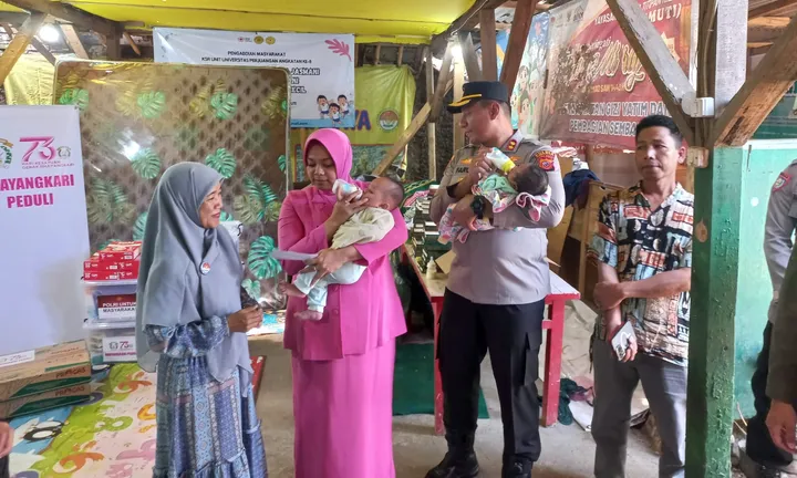 Kapolres Bantu 3 Balita Yayasan Mutiara Tamansari, Tasikmalaya