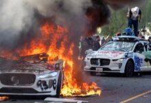 Mobil Otonom Ludes Terbakar: Kerusuhan Dahsyat Guncang Los Angeles
