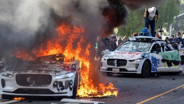 Mobil Otonom Ludes Terbakar: Kerusuhan Dahsyat Guncang Los Angeles
