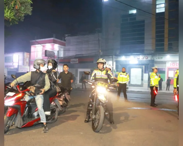 Suporter Persela Ramaikan Alun-Alun Lamongan: Malam Siaga Spektakuler