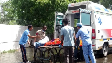 Tragedi Air India: Keluarga Menunggu Berita di Ahmedabad