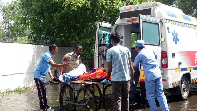 Tragedi Air India: Keluarga Menunggu Berita di Ahmedabad