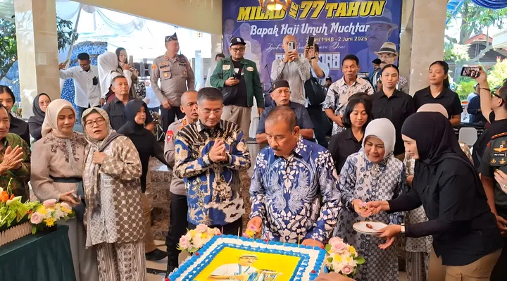 Ulang Tahun Umuh Muchtar: Doel Sumbang Ramaikan Perayaan Bos Persib