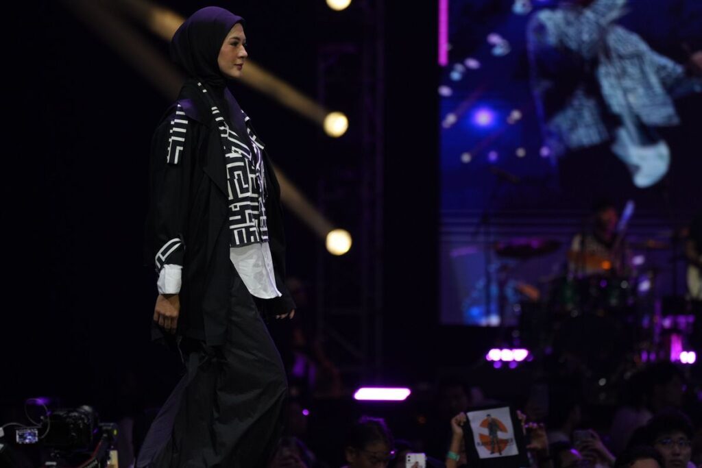 Tampil Chic, Gaya Paula Verhoeven Hitam Putih TGC 2025